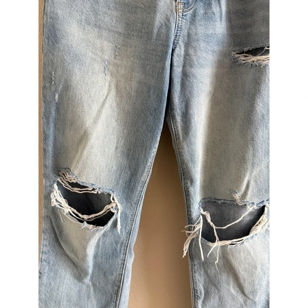 American Eagle 90s Boyfriend Jeans Light Wash Distressed Blue Denim Size 4 Reg